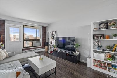 16M - 61-25 98th St, Home with 1 bedrooms, 1 bathrooms and null parking in Rego Park NY | Image 2