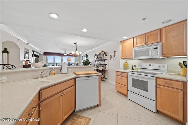 402 - 245 Highway A1a, Condo with 3 bedrooms, 3 bathrooms and null parking in Satellite Beach FL | Image 7