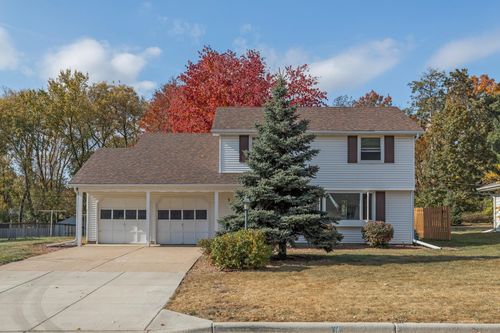 133 Redwood Drive, Apple Valley, MN, 55124 | Card Image