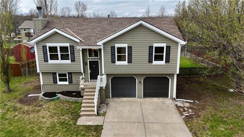 33124 W 87th Ter, De Soto, KS, 66018-7947 | Card Image