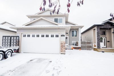 8535 69 Ave, House detached with 4 bedrooms, 3 bathrooms and 4 parking in Grande Prairie AB | Image 2