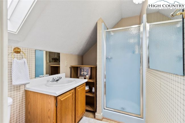 Top Floor Bathroom | Image 26