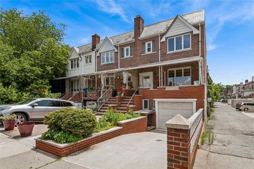 81-12-81 62nd Ave, Middle Village, NY, 11379-1402 | Card Image