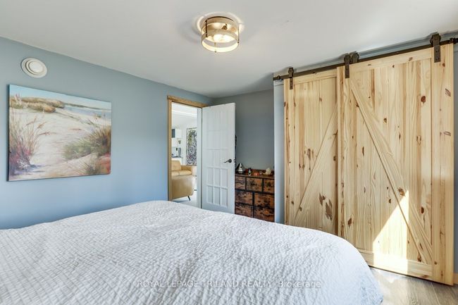 7933 Katharine Cres, House other with 2 bedrooms, 1 bathrooms and 5 parking in Port Franks ON | Image 12