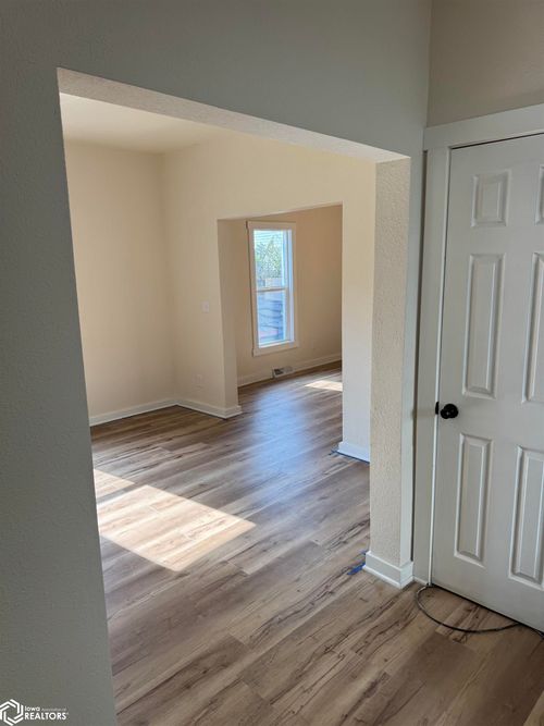 1804 Capitol Ave, Des Moines, IA, 50316-3716 | Card Image