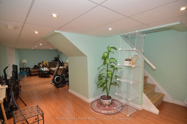 686 Cummings Ave, House attached with 3 bedrooms, 1 bathrooms and 2 parking in Ottawa ON | Image 16