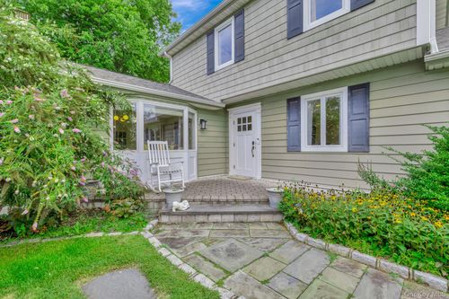 59 Willow St, Sayville, NY, 11782-3215 | Card Image