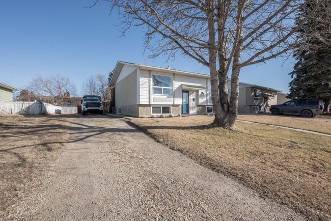 9426 76 Avenue, Home with 4 bedrooms, 2 bathrooms and 3 parking in Grande Prairie AB | Image 3