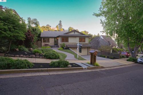 70 Saint James Pl, Piedmont, CA, 94611-3605 | Card Image
