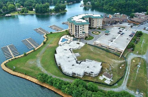 110 Bridgewater Pointe Pl, Moneta, VA, 24121-6454 | Card Image