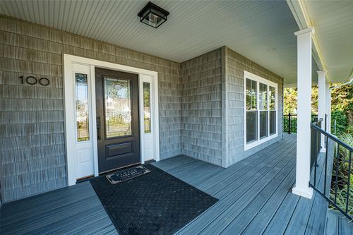 100 Root Ave, Islip, NY, 11751-2418 | Card Image