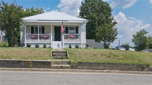 704 E Haymore St, Mount Airy, NC, 27030-4658 | Card Image