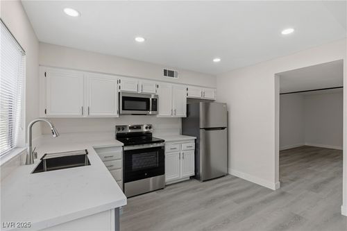 3305 Fairview Ln, Las Vegas, NV, 89121-5710 | Card Image