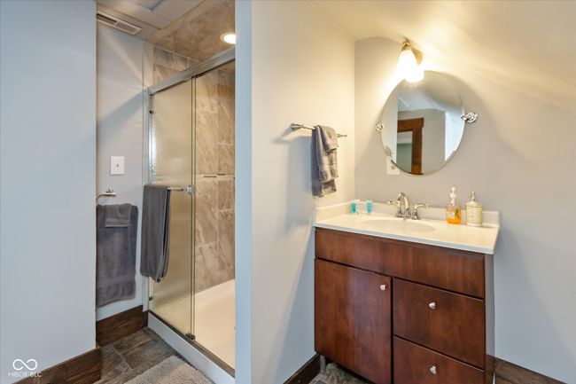 upstairs bath | Image 16
