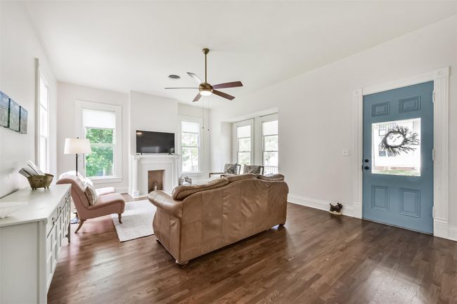 612 S Day St, House other with 4 bedrooms, 3 bathrooms and 1 parking in Brenham TX | Image 10