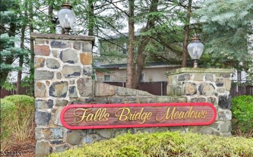 40 Falls Bridge Dr, Totowa, NJ, 07512-1720 | Card Image