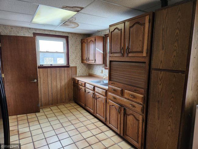 Large kitchen ready for your remodel. | Image 4
