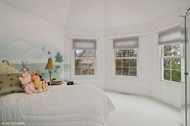 Large walk in closet, bayed window area, gorgeous | Image 27