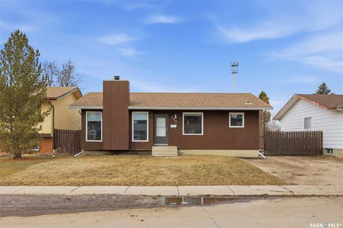 142 Heise Crescent, Saskatoon, SK, S7M4V3 | Card Image