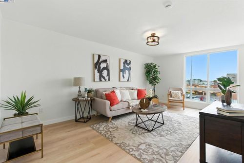 100 Santos St, San Francisco, CA, 94134-3076 | Card Image