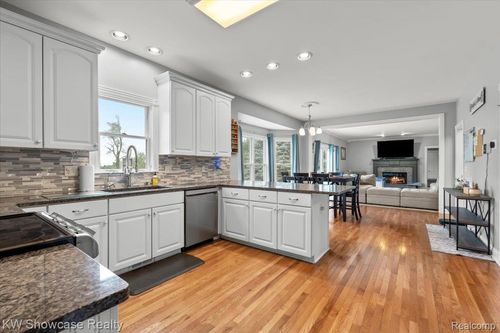 6468 Country Lane Dr, Springfld Twp, MI, 48350-2948 | Card Image