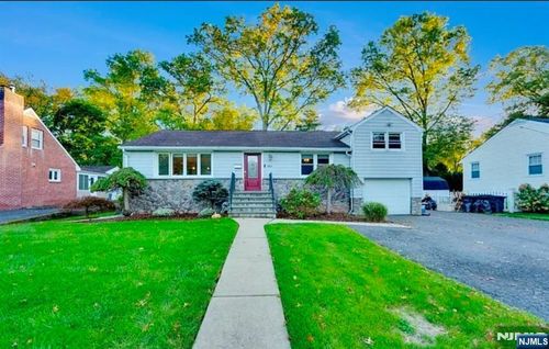 684 Spring Ave, Ridgewood, NJ, 07450-4612 | Card Image