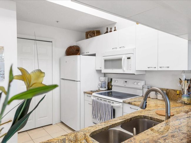 Laundry in Kitchen | Image 16