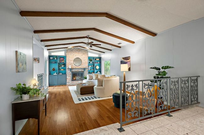Soaring ceilings and amazing natural light | Image 8