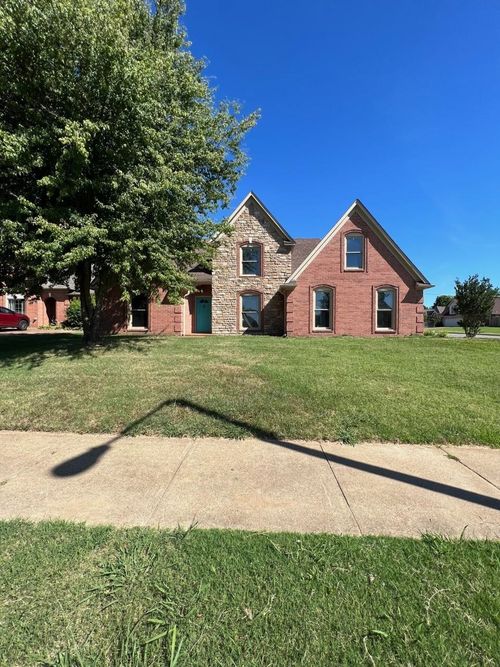 811 N Ericson Rd, Cordova, TN, 38018-1492 | Card Image