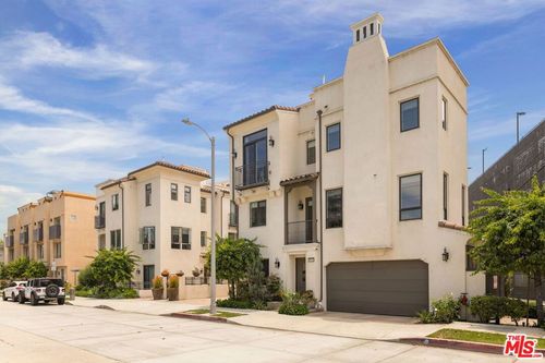 10742 Bloomfield St, North Hollywood, CA, 91602 | Card Image