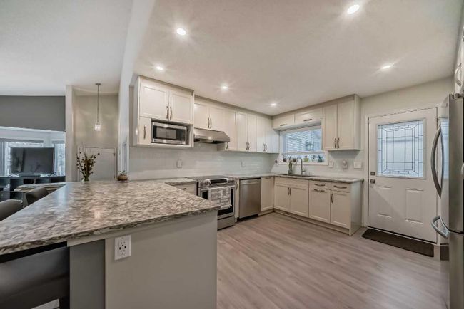 23 Sanderling Rise Nw, Home with 4 bedrooms, 3 bathrooms and 5 parking in Calgary AB | Image 3