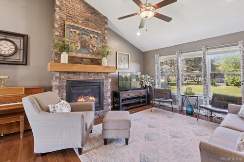 7056 Glenmeadow Ct, Grand Blanc, MI, 48439-7587 | Card Image