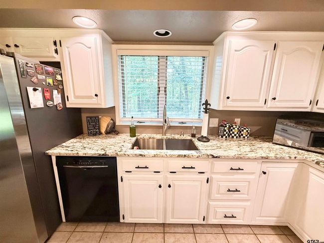 18872 Big Timber Rd, House other with 3 bedrooms, 2 bathrooms and null parking in Tyler TX | Image 11