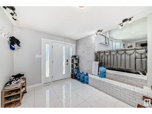 714 Lee Ridge Rd Nw, Edmonton, AB, T6K0P2 | Card Image