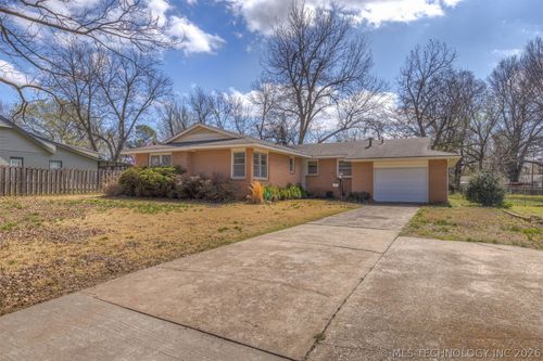 316 E Pecan St, Coweta, OK, 74429-2241 | Card Image