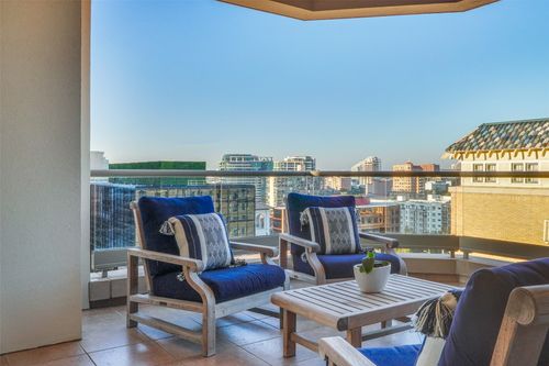 10-d-2300 Wolf Street, Dallas, TX, 75201 | Card Image