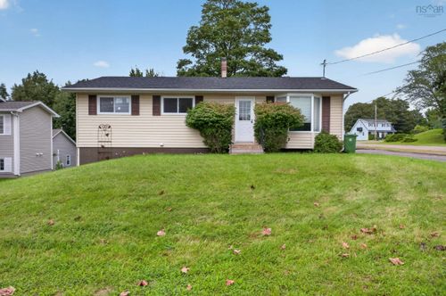 35 Lockhart Ave, House with 3 bedrooms, 2 bathrooms and 2 parking in Truro NS | Card Image