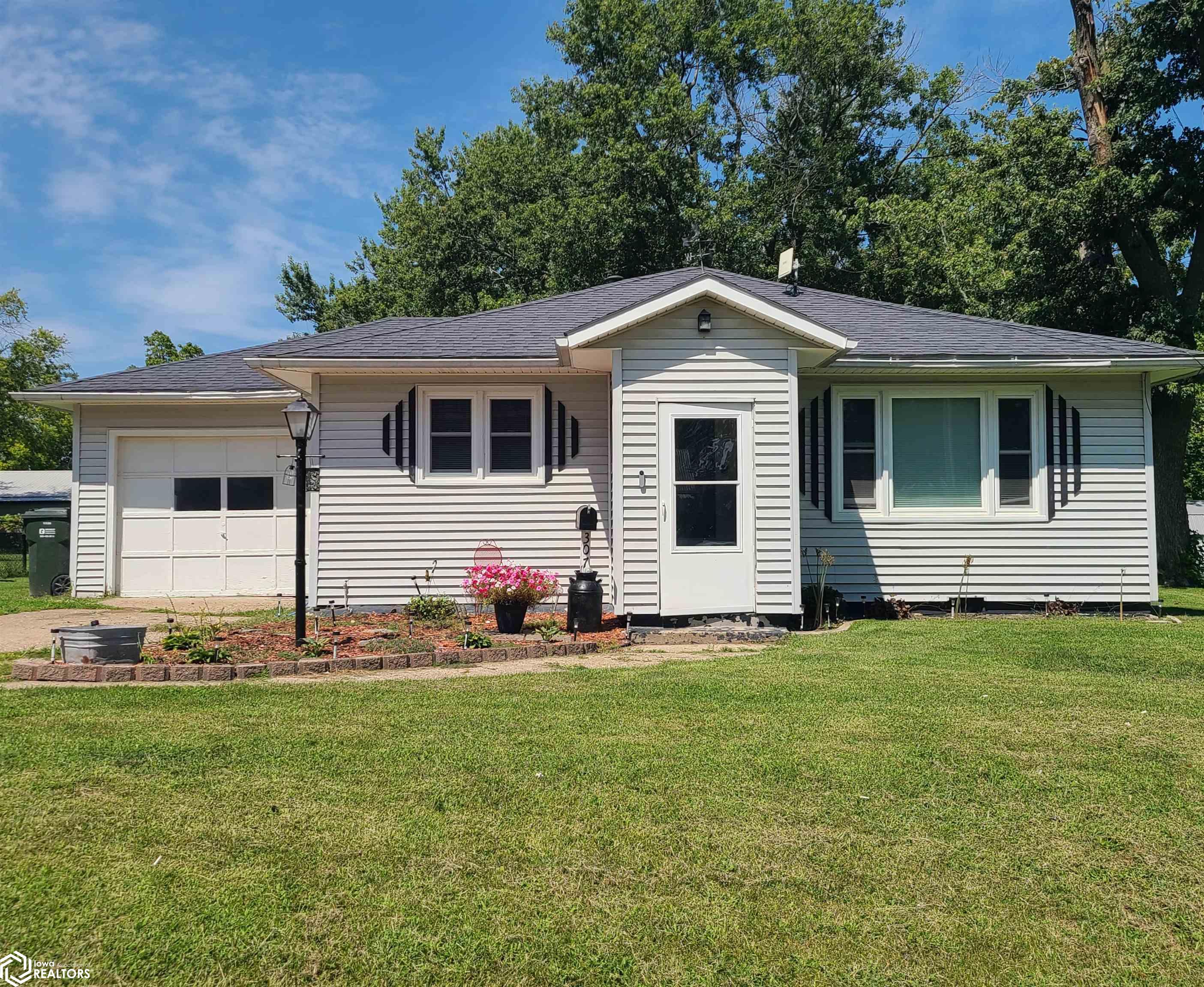 Moore St, Corydon, IA 50060