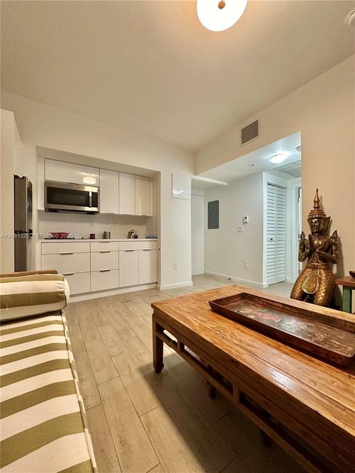103-1611 Meridian Ave, Miami Beach, FL, 33139-2803 | Card Image