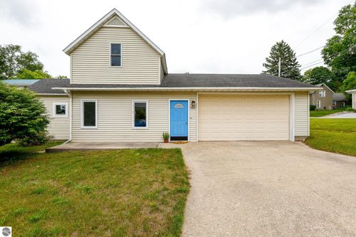 323 Benzie Ct, Beulah, MI, 49617-5103 | Card Image