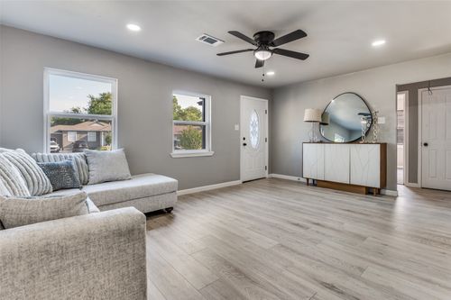 1813 Rosewood St, Grand Prairie, TX, 75050-3922 | Card Image