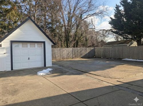 27 Brook Ave, Bay Shore, NY, 11706-7414 | Card Image