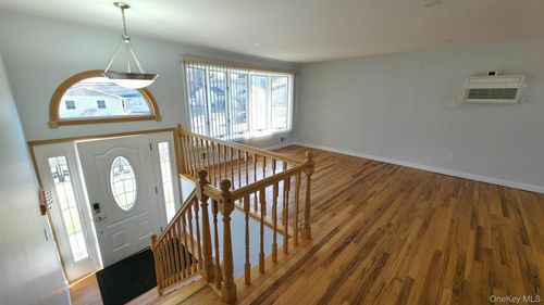 4 Willow St, Selden, NY, 11784-2808 | Card Image