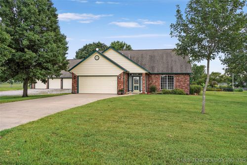 10672 E Canyon Oaks Court, Claremore, OK, 74017 | Card Image