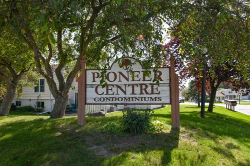 W180S8272 Pioneer Dr, Muskego, WI, 53150-9457 | Card Image