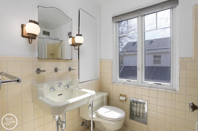 Full Hall Bath | Image 26