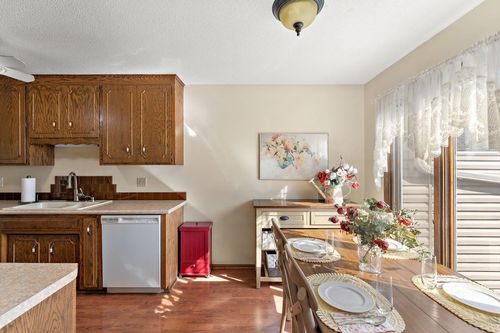 437 County Road C W, Roseville, MN, 55113-2391 | Card Image