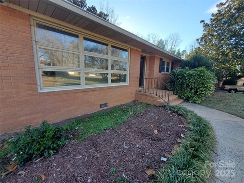 1303 Hunt St, Shelby, NC, 28152-6327 | Card Image