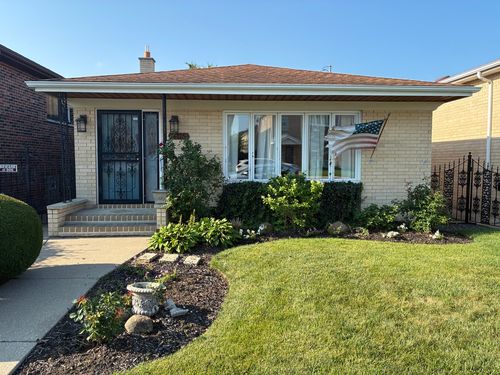 8425 W Castle Island Ave, Chicago, IL, 60656-4264 | Card Image