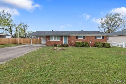 215 Missouri Ave, Sikeston, MO, 63801-3519 | Card Image